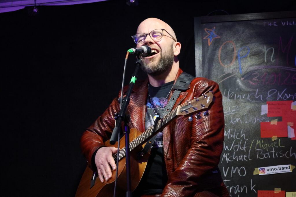 Michael Batisch macht eine fröhliche Ansage.