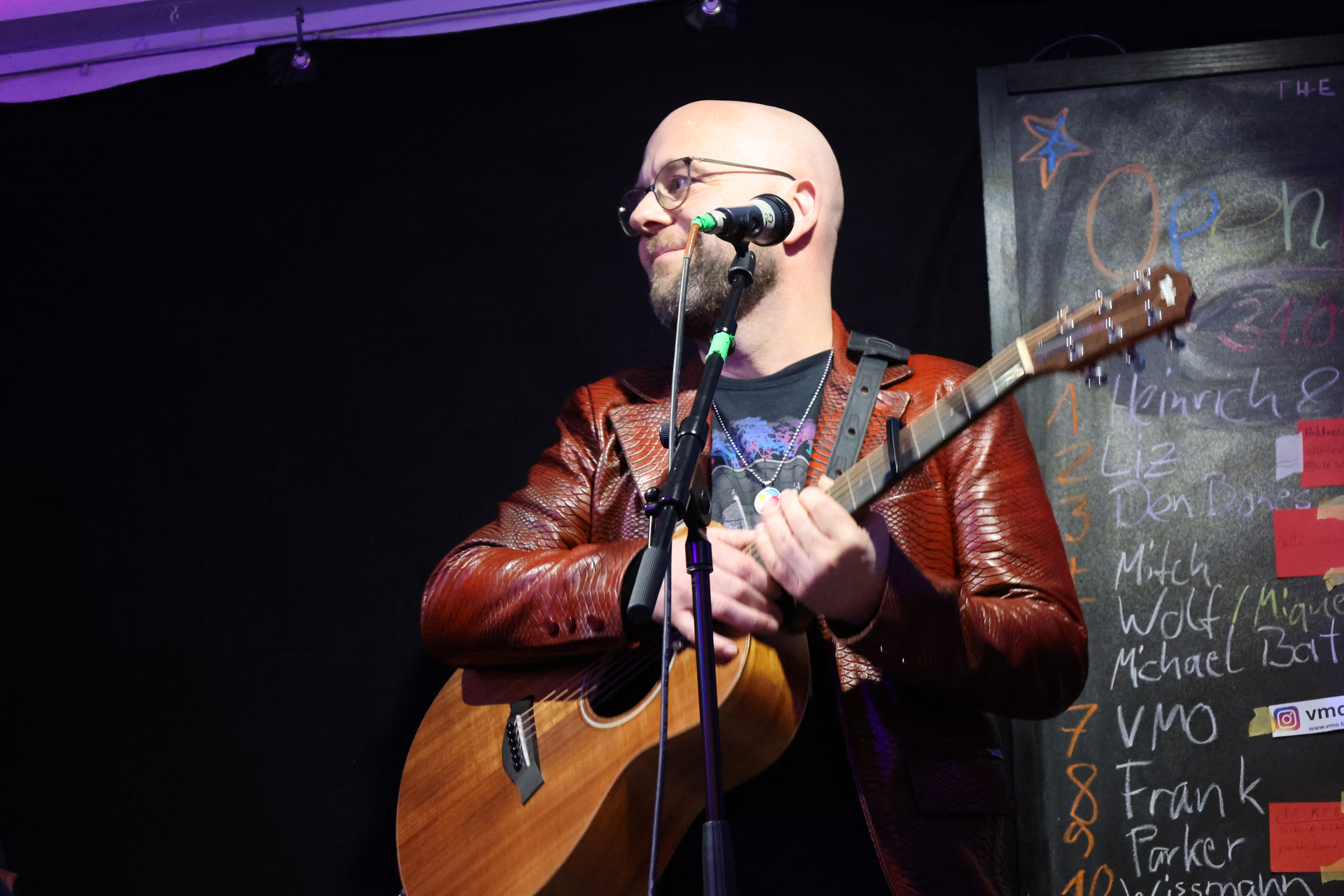 Michael Batisch in wartender Haltung im Bühnenlicht